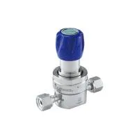Регулятор AMFLO UHP AU23 Материал: Код SHP (Body-SUS316L VAR, Gland-SUS316L;Poppet, Nozzle,Diaphragm-Hastelloy®C-22,Seat: PCTFE)  ; Поверхность 0.13 um; 3х портовый с манометром, вх. давл. 206 бар, CV-0.9